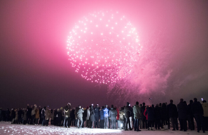 Klokken 00.00 på nyttårsaften sender kommunen opp fyrverkeri i havnebassenget ved Akershus festning og Aker brygge. Her fra nyttårsaften i årsskiftet 2017/2018. Foto: Torstein Bøe / NTB scanpix Klokken 00.00 på nyttårsaften sender kommunen opp fyrverkeri i havnebassenget ved Akershus festning og Aker brygge. Her fra nyttårsaften i årsskiftet 2017/2018. Foto: Torstein Bøe / NTB scanpix