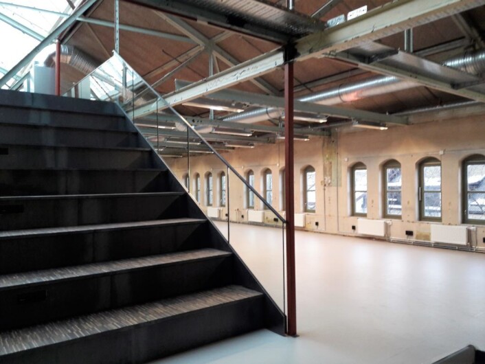 Oppunder taket vil det bli mer tradisjonelle kontorplasser. Godt arbeidslys er prioritert. Trappa til venstre på bildet kan brukes som både trapp, tribunespiseplass, og sikkert mer. Foto: Anders Høilund Oppunder taket vil det bli mer tradisjonelle kontorplasser. Godt arbeidslys er prioritert. Trappa til venstre på bildet kan brukes som både trapp, tribunespiseplass, og sikkert mer. Foto: Anders Høilund