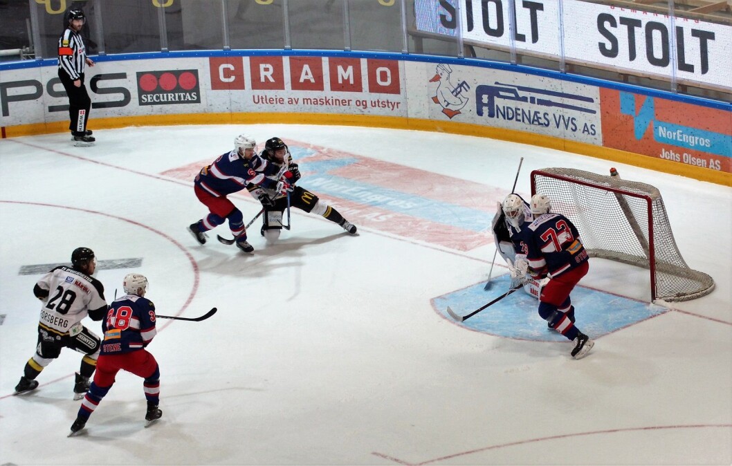 Oilers hadde dobbelt så mange skudd på mål som Enga de første 20 minuttene. Foto: André Kjernsli Oilers hadde dobbelt så mange skudd på mål som Enga de første 20 minuttene. Foto: André Kjernsli