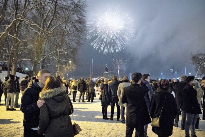 Kommunens rakettoppskyting på Rådhusplassen har blitt et populært mål for oslofolk nyttårsaften.<br />Foto: Torstein Bøe / NTB scanpix Kommunens rakettoppskyting på Rådhusplassen har blitt et populært mål for oslofolk nyttårsaften.<br />Foto: Torstein Bøe / NTB scanpix