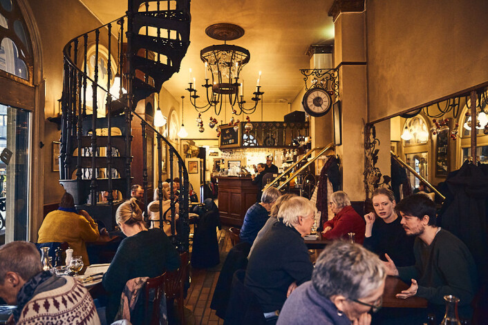 Her diskuterte unge Beate og vennene livet, mens de kjente vibbene fra Paris gjennom det de var sikre på var genuint fransk interiør. Foto: Kristin Svanæs-Soot Her diskuterte unge Beate og vennene livet, mens de kjente vibbene fra Paris gjennom det de var sikre på var genuint fransk interiør. Foto: Kristin Svanæs-Soot