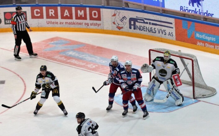 VIF er i perioder flinke til å ha spillere foran Oilers sitt mål, men det kommer ikke nok skudd. Foto: André Kjernsli VIF er i perioder flinke til å ha spillere foran Oilers sitt mål, men det kommer ikke nok skudd. Foto: André Kjernsli