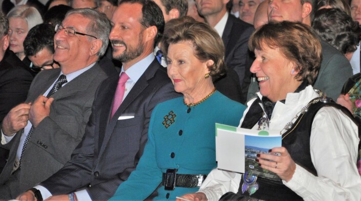 Ordfører Marianne Bogen (SV) var vertskap for dronning Sonja og kronprins Håkon da Oslo offisielt overtok som EUs miljøhovedstad. Ved siden av kronprins Haakon Magnus sitter EU-kommisjonær Karmenu Vella. Foto: Arnsten Linstad Ordfører Marianne Bogen (SV) var vertskap for dronning Sonja og kronprins Håkon da Oslo offisielt overtok som EUs miljøhovedstad. Ved siden av kronprins Haakon Magnus sitter EU-kommisjonær Karmenu Vella. Foto: Arnsten Linstad