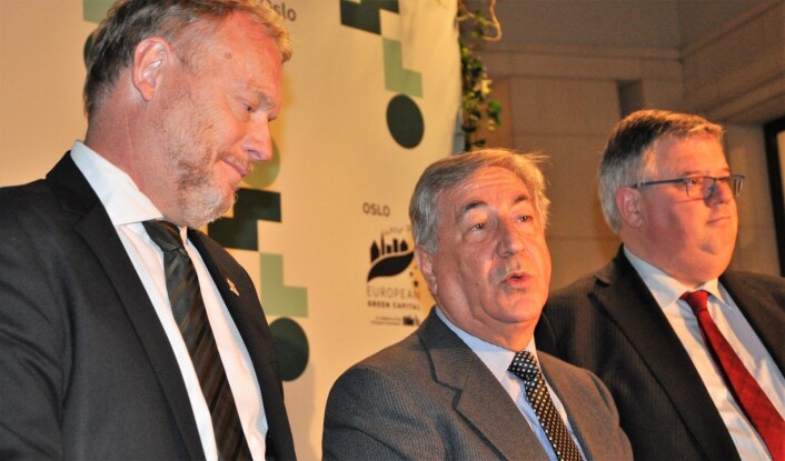 Byrådsleder Raymond Johansen (Ap) lytter til EUs miljø-kommissær for miljø, maltesiske Karmenu Vella. Til høyre står Nijmegens borgermester, Hubert Bruls. Foto: Arnsten Linstad Byrådsleder Raymond Johansen (Ap) lytter til EUs miljø-kommissær for miljø, maltesiske Karmenu Vella. Til høyre står Nijmegens borgermester, Hubert Bruls. Foto: Arnsten Linstad