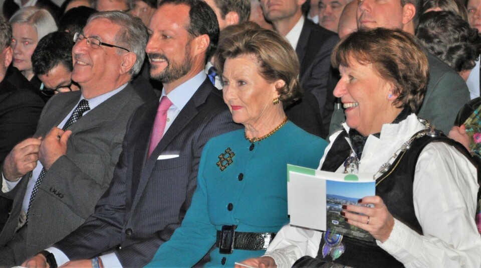 Ordfører Marianne Bogen (SV) tok i mot og var vertskap for dronning Sonja og kronprins Haakon da Oslo offisielt overtok som EUs miljøhovedstad fredag. Ved siden av kronprinsen sitter EUs miljøkommissær Karmenu Vella. Foto: Arnsten Linstad
