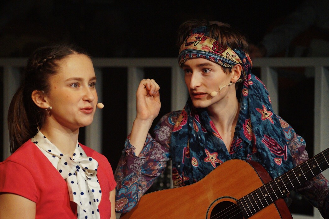 Sjur Vatne Brean briljerer under Nisserevyen. Her som den pretensiøse musikeren «Lazze», sammen med Anna Hjarne. Foto: Ines Høysæter Asserson og Kaisa Ørnevik Sjur Vatne Brean briljerer under Nisserevyen. Her som den pretensiøse musikeren «Lazze», sammen med Anna Hjarne. Foto: Ines Høysæter Asserson og Kaisa Ørnevik