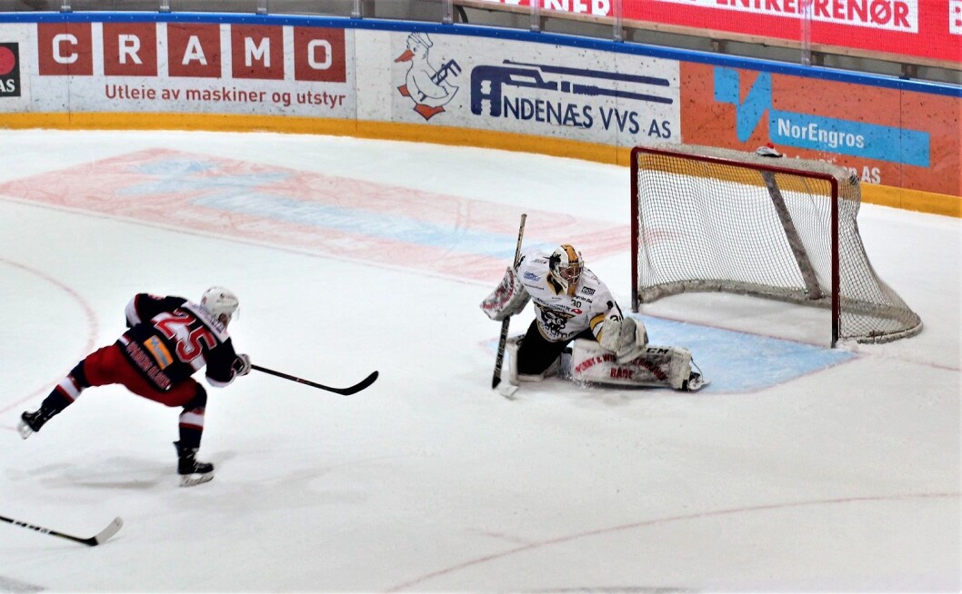 Colin Spaberg Olsen setter pucken i krysset med ni sekunder igjen av midtperioden. Foto: André Kjernsli Colin Spaberg Olsen setter pucken i krysset med ni sekunder igjen av midtperioden. Foto: André Kjernsli