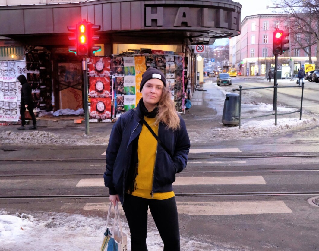 Gro Larsson har tatt initiativ til å få framtiden til Halléngården opp i bystyret. Hun vil gjerne at folk skal få oppleve gårdens pomp og prakt igjen. Foto: Christian Boger Gro Larsson har tatt initiativ til å få framtiden til Halléngården opp i bystyret. Hun vil gjerne at folk skal få oppleve gårdens pomp og prakt igjen. Foto: Christian Boger