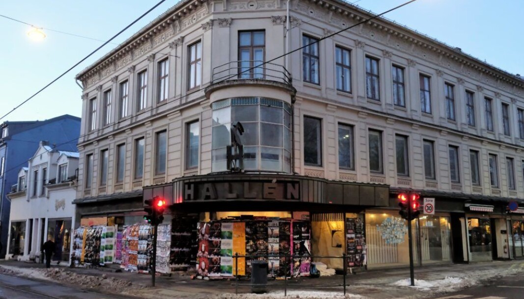 Siden 2004 har den verneverdige Halléngården på Olaf Ryes plass stått tom og forfalt. Foto: Christian Boger Siden 2004 har den verneverdige Halléngården på Olaf Ryes plass stått tom og forfalt. Foto: Christian Boger
