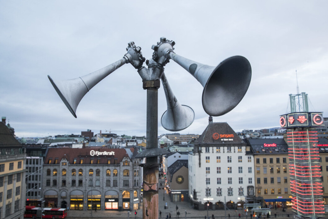 En tyfon, på folkemunne kalt flyalarm, på taket av Østbanehallen i Oslo. I fredstid tester Sivilforsvaret alle landets tyfoner to ganger i året, klokken 12 den andre onsdagen i januar og juni. Foto: Håkon Mosvold Larsen / NTB scanpix En tyfon, på folkemunne kalt flyalarm, på taket av Østbanehallen i Oslo. I fredstid tester Sivilforsvaret alle landets tyfoner to ganger i året, klokken 12 den andre onsdagen i januar og juni. Foto: Håkon Mosvold Larsen / NTB scanpix