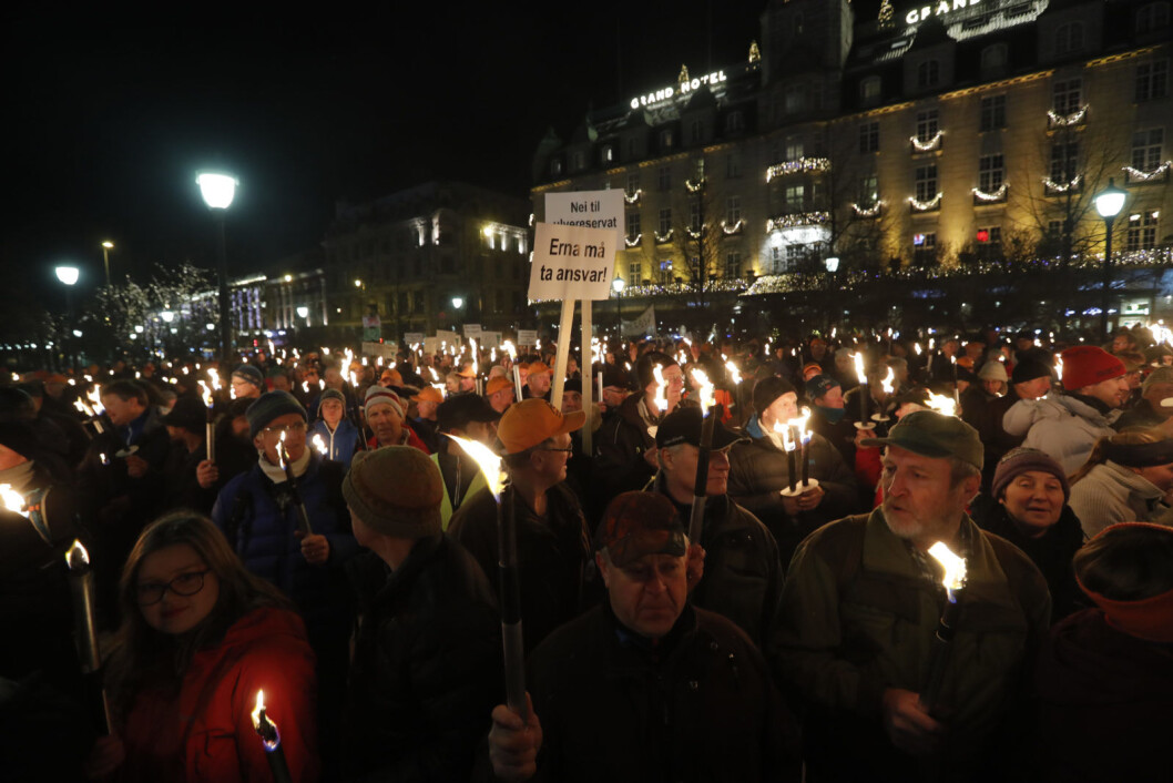 Fakkeltog mot mot regjeringens ulvepolitikk. Det er organisasjonene Folkeaksjonen ny rovdyrpolitikk og Naturbruksalliansen som arrangerer demonstrasjonen i Oslo tirsdag kveld. Foto: Cornelius Poppe / NTB scanpix Fakkeltog mot mot regjeringens ulvepolitikk. Det er organisasjonene Folkeaksjonen ny rovdyrpolitikk og Naturbruksalliansen som arrangerer demonstrasjonen i Oslo tirsdag kveld. Foto: Cornelius Poppe / NTB scanpix