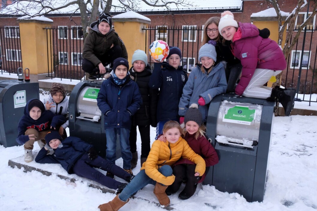 I skolegården på Ila skole er det tilrettelagt for kildesortering. Nå håper elevene i 5C at dette også kan bli mulig langs gater og torg ute i byen. Foto: Christian Boger I skolegården på Ila skole er det tilrettelagt for kildesortering. Nå håper elevene i 5C at dette også kan bli mulig langs gater og torg ute i byen. Foto: Christian Boger