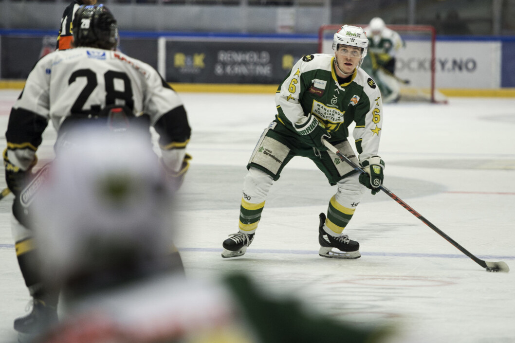 Manglerud Stars Matthew van Voorhis ser etter en åpning i Oilers-forsvaret. Drabantbyklubben hjalp Vålerenga med "tjuveriet" fra Oilers. Foto: Carina Johansen / NTB Scanpix Manglerud Stars Matthew van Voorhis ser etter en åpning i Oilers-forsvaret. Drabantbyklubben hjalp Vålerenga med "tjuveriet" fra Oilers. Foto: Carina Johansen / NTB Scanpix