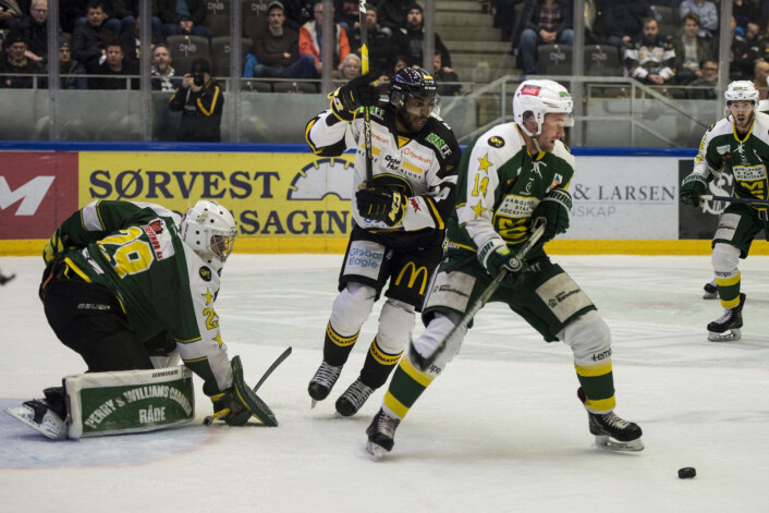 M/S-keeper Kris Joyce leverte en solid kamp og skal ha mye av æren for at drabantbyklubben presset serieleder Stavanger Oilers til å avgi poeng. Foran Joyce er Gregory Mauldin i duell med Christer Simonsen. Foto: Carina Johansen / NTB Scanpix M/S-keeper Kris Joyce leverte en solid kamp og skal ha mye av æren for at drabantbyklubben presset serieleder Stavanger Oilers til å avgi poeng. Foran Joyce er Gregory Mauldin i duell med Christer Simonsen. Foto: Carina Johansen / NTB Scanpix