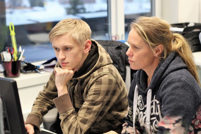 Egil skriver jobbsøknad, og Maren hjelper til om det trengs. Foto: André Kjernsli Egil skriver jobbsøknad, og Maren hjelper til om det trengs. Foto: André Kjernsli