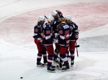 Gutta gratulerer Ekelund med goal fra midtbanen. Foto: André Kjernsli Gutta gratulerer Ekelund med goal fra midtbanen. Foto: André Kjernsli