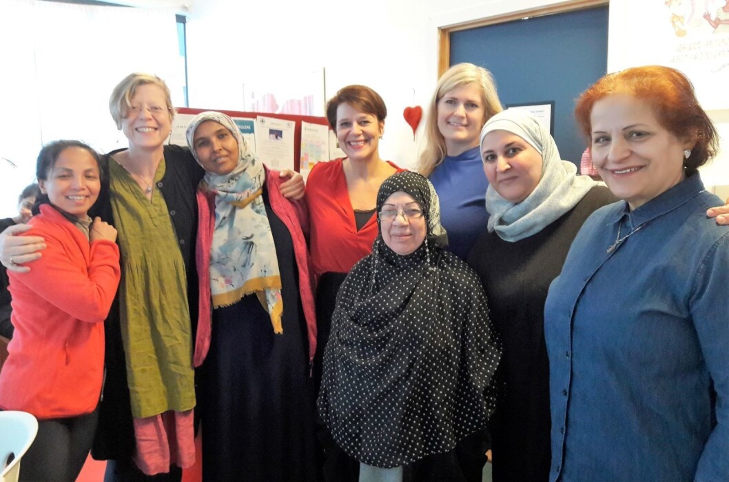 Byråd for eldre, helse og arbeid, Tone Tellevik Dahl (i rødt midt på bildet) sammen med daglig leder Nina Torgersen i blått, midt på bildet, sammen med deltagere hos Helseforum for kvinner. Foto: Anders Høilund Byråd for eldre, helse og arbeid, Tone Tellevik Dahl (i rødt midt på bildet) sammen med daglig leder Nina Torgersen i blått, midt på bildet, sammen med deltagere hos Helseforum for kvinner. Foto: Anders Høilund