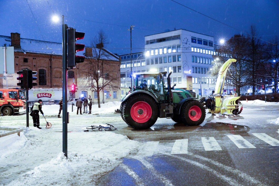 Den 20 år gamle traktorføreren er tiltalt for uaktsomt drap etter ulykken på Nordpolen i februar i fjor.
Foto: Terje Bendiksby / NTB scanpix Den 20 år gamle traktorføreren er tiltalt for uaktsomt drap etter ulykken på Nordpolen i februar i fjor.
Foto: Terje Bendiksby / NTB scanpix