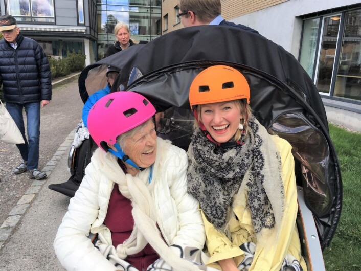 Eldrebyråd Tone Tellevik Dahls forgjenger, Inga Marte Thorkildsen (SV), på elsykkeltur med beboer Aslaug Aslaksen på Abildsø sykehjem i 2017. Foto: Stian Antonsen Eldrebyråd Tone Tellevik Dahls forgjenger, Inga Marte Thorkildsen (SV), på elsykkeltur med beboer Aslaug Aslaksen på Abildsø sykehjem i 2017. Foto: Stian Antonsen
