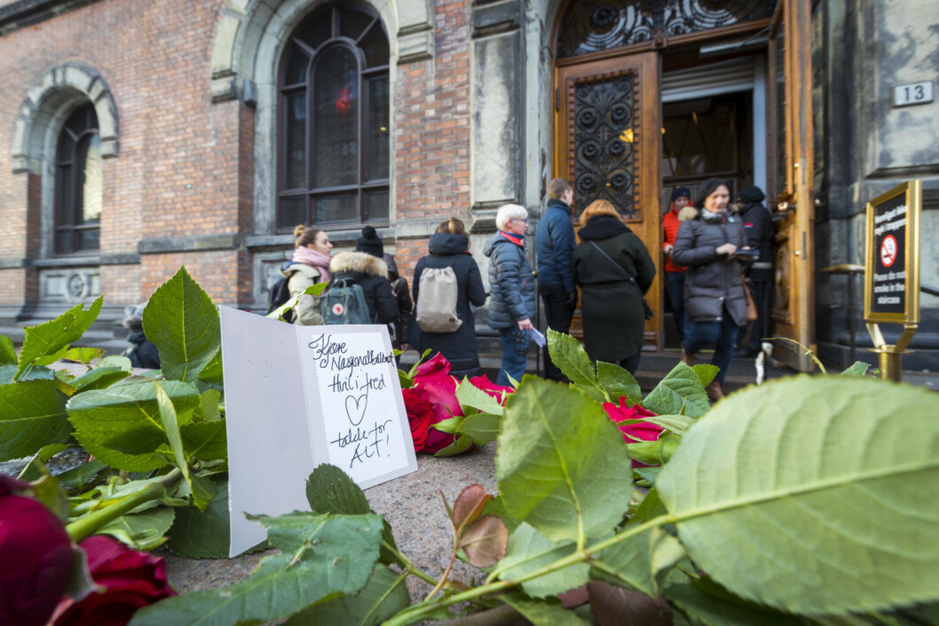 Noen har lagt igjen blomster og hilsen ved inngangen til Nasjonalgalleriet som stenger dørene for godt søndag 13. januar 2019. Den enestående kunstsamlingen flyttes til det nye Nasjonalmuseet som åpner i 2020. Foto: Heiko Junge / NTB scanpix Noen har lagt igjen blomster og hilsen ved inngangen til Nasjonalgalleriet som stenger dørene for godt søndag 13. januar 2019. Den enestående kunstsamlingen flyttes til det nye Nasjonalmuseet som åpner i 2020. Foto: Heiko Junge / NTB scanpix