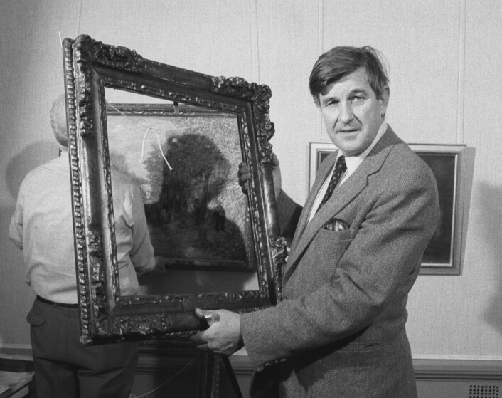 I oktober 1982 ble Nasjonalgalleriet frastjålet åtte bilder til en verdi av mellom 20-30 millioner kroner. Her viser direktør Knut Berg frem en av de tomme rammene man fant da galleriet åpnet dørene. Foto: Paul Owesen NTB / scanpix I oktober 1982 ble Nasjonalgalleriet frastjålet åtte bilder til en verdi av mellom 20-30 millioner kroner. Her viser direktør Knut Berg frem en av de tomme rammene man fant da galleriet åpnet dørene. Foto: Paul Owesen NTB / scanpix