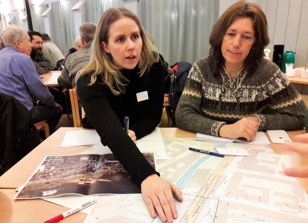 Ellen Ravndal Kelly, fra bymiljøetatens seksjon for torg og møteplasser (t.v), og Reidun Vik, fra Barnas Boligbyggere, i diskusjon om hva som må til for at Olafiagangen skal bli et bedre sted på Grønland. Foto: Anders Høilund Ellen Ravndal Kelly, fra bymiljøetatens seksjon for torg og møteplasser (t.v), og Reidun Vik, fra Barnas Boligbyggere, i diskusjon om hva som må til for at Olafiagangen skal bli et bedre sted på Grønland. Foto: Anders Høilund