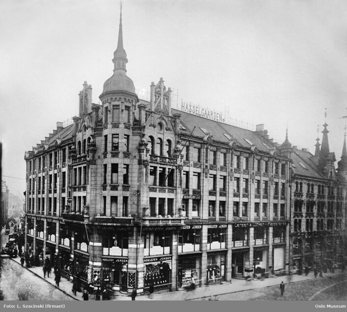 Rehabiliteringsekspertene i firmaet Kirkestuen AS skal tilbakeføre så mye som mulig av denne fasaden. Men tårnet blir ikke gjenoppbygget. Foto: L. Szacinski / Oslo museum, 1908 Rehabiliteringsekspertene i firmaet Kirkestuen AS skal tilbakeføre så mye som mulig av denne fasaden. Men tårnet blir ikke gjenoppbygget. Foto: L. Szacinski / Oslo museum, 1908