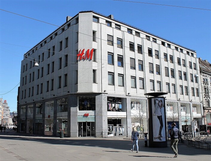Når man går forbi bygningen i dag er det lett å tro at man går forbi en intetsigende gård fra 60/70-tallet. Sannheten er at Hasselgården fram til 1970 var et rikt dekorert bygg med tårn og spir. Foto: Chris Nyborg / Lokalhistoriewiki Når man går forbi bygningen i dag er det lett å tro at man går forbi en intetsigende gård fra 60/70-tallet. Sannheten er at Hasselgården fram til 1970 var et rikt dekorert bygg med tårn og spir. Foto: Chris Nyborg / Lokalhistoriewiki