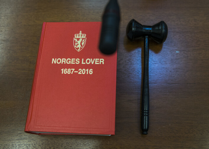 Fem andre personer sto også tiltalt i samme sak som 27-åringen. En ble frikjent, en fikk en kortere betinget dom og tre andre er idømt samfunnstjeneste for å ha bistått 27-åringen. Foto: Berit Roald / NTB scanpix Fem andre personer sto også tiltalt i samme sak som 27-åringen. En ble frikjent, en fikk en kortere betinget dom og tre andre er idømt samfunnstjeneste for å ha bistått 27-åringen. Foto: Berit Roald / NTB scanpix