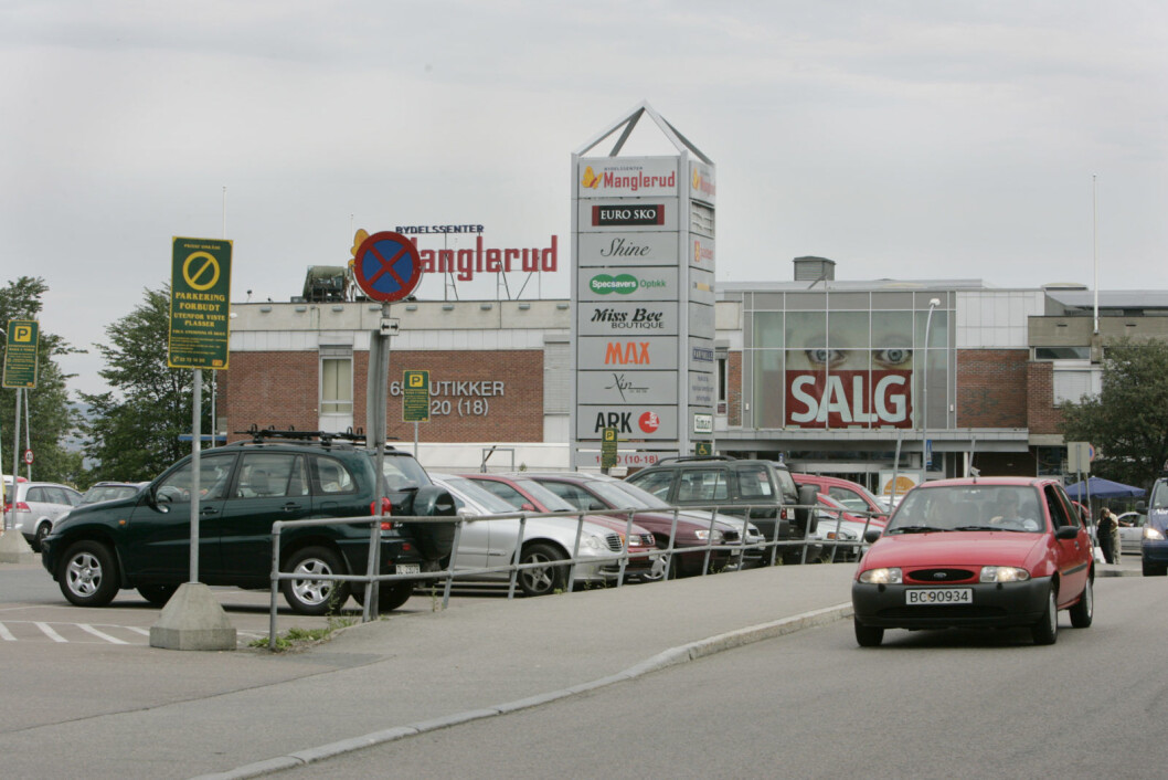 � Byrådet må legge den nye parkeringsnormen på is, sier direktør for handel i hovedorganisasjonen Virke. Her et bilde av parkeringsplassen ved Manglerud senter. Foto: Terje Bendiksby / scanpix � Byrådet må legge den nye parkeringsnormen på is, sier direktør for handel i hovedorganisasjonen Virke. Her et bilde av parkeringsplassen ved Manglerud senter. Foto: Terje Bendiksby / scanpix