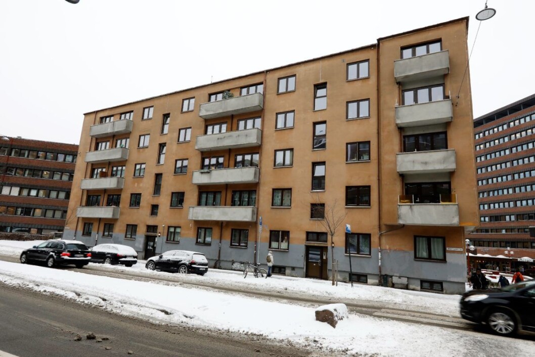 En person ned fra en balkong i Kjølberggata på Tøyen i forbindelse med en pågripelse i en utlendingssak. Foto: Gorm Kallestad / NTB scanpix En person ned fra en balkong i Kjølberggata på Tøyen i forbindelse med en pågripelse i en utlendingssak. Foto: Gorm Kallestad / NTB scanpix