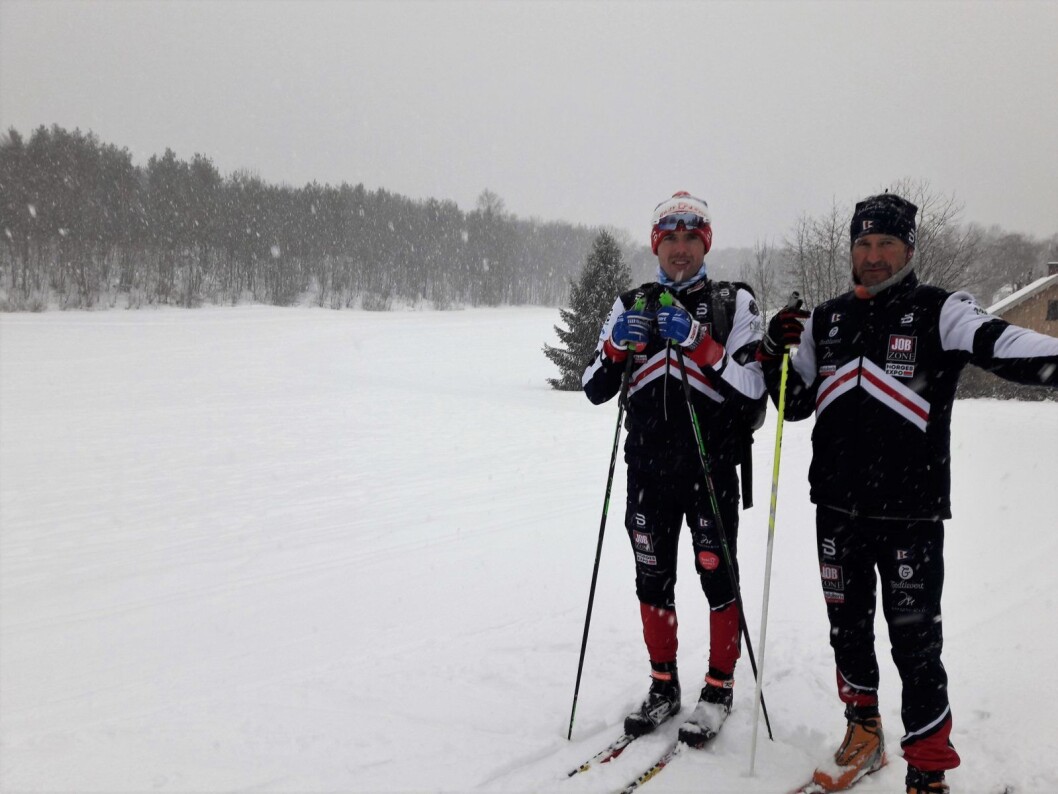 På løypas høyeste punkt. Herfra, sier Einar Kjerskow, og slår ut med armen, kan du se byen fra Holmenkollen til Grefsenkollen. Bortsett fra i dag som det snør så tett. Foto: Anders Høilund På løypas høyeste punkt. Herfra, sier Einar Kjerskow, og slår ut med armen, kan du se byen fra Holmenkollen til Grefsenkollen. Bortsett fra i dag som det snør så tett. Foto: Anders Høilund