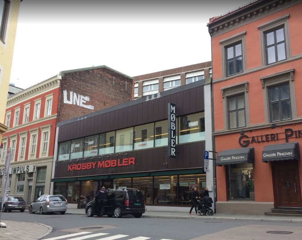 Krosby møbler forlater Oslo sentrum. Bygget blir revet på grunn av det nye regjeringskvartalet. Foto: LaArs hos LajoD / Google Maps Krosby møbler forlater Oslo sentrum. Bygget blir revet på grunn av det nye regjeringskvartalet. Foto: LaArs hos LajoD / Google Maps