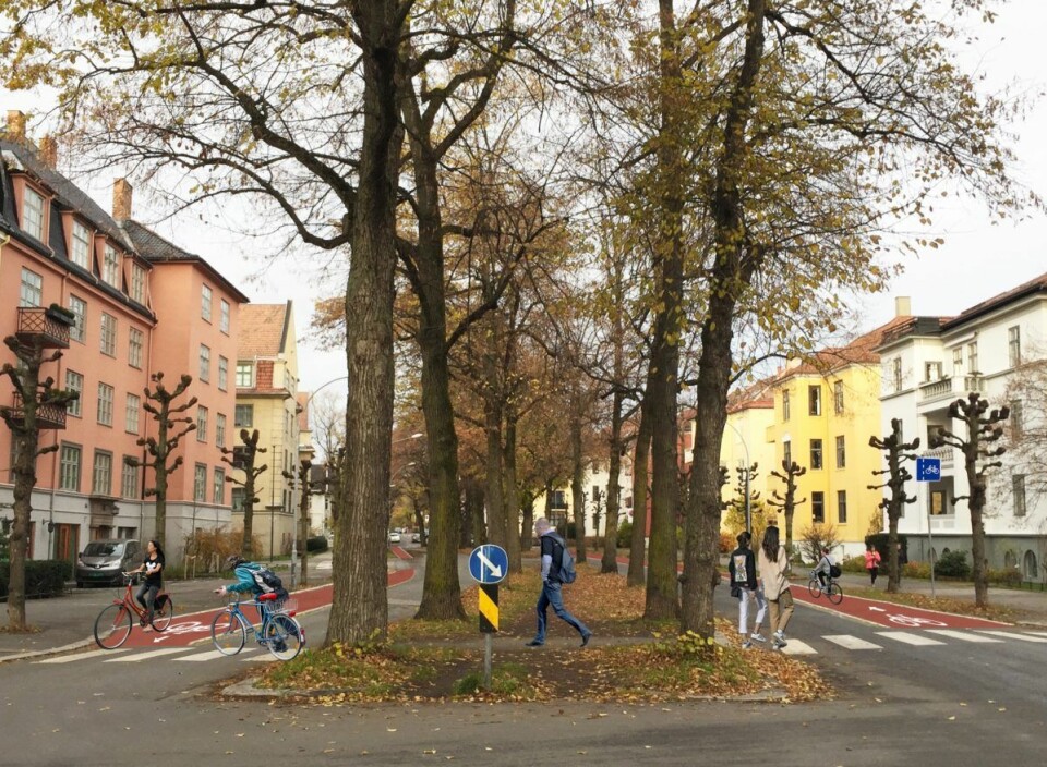 Slik ser forslaget fra Bymiljøetaten ut, med opphøyde sykkelfelt på begge sider av Gyldenløves gate. Illustrasjon: Bymiljøetaten