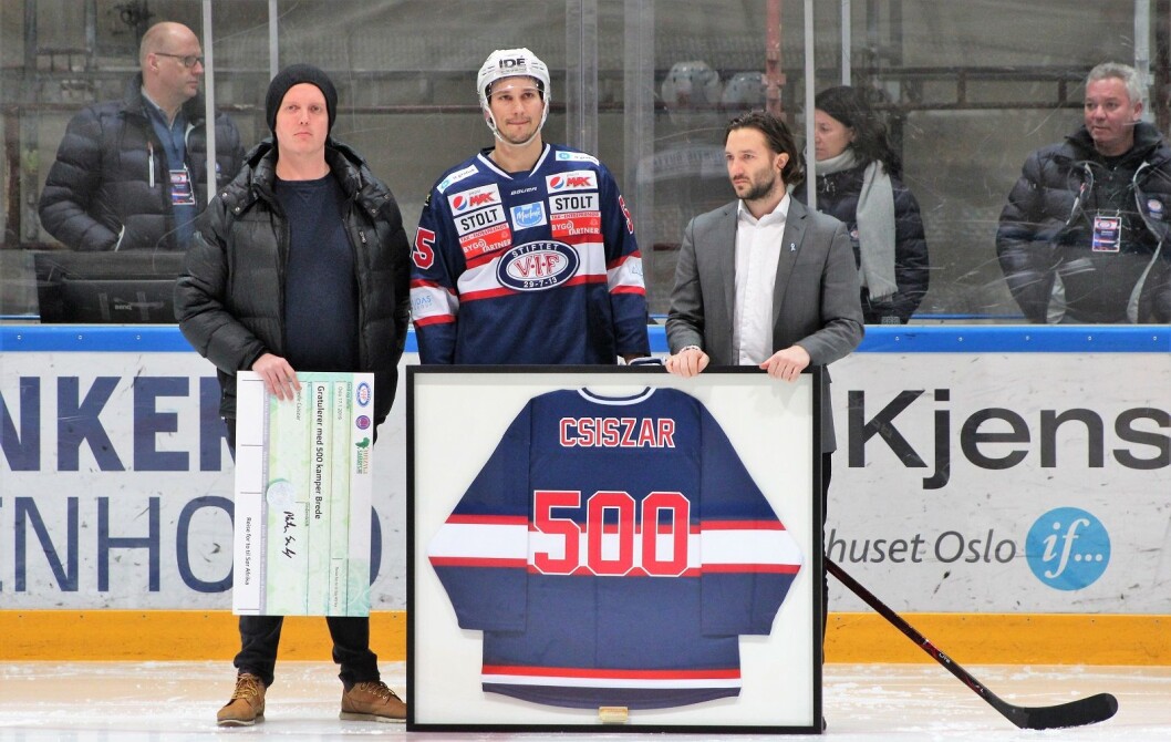 En rørt Brede Csiszar ble hedret for 500 spilte VIF-kamper. Foto: André Kjernsli En rørt Brede Csiszar ble hedret for 500 spilte VIF-kamper. Foto: André Kjernsli