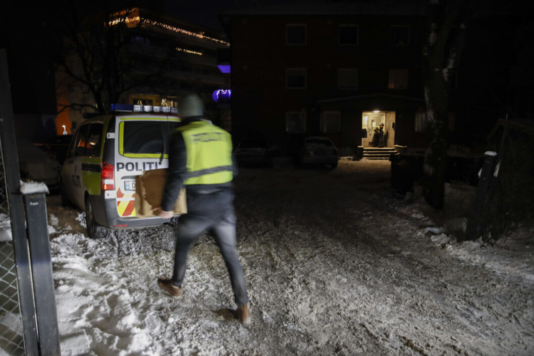 En mann i 30-årene er fraktet til sykehus med kritiske skader etter en voldshendelse i Oslo torsdag kveld. Politiet ble varslet av en person i en leilighet i Sinsenveien hvor fornærmede hadde tatt seg inn.
Foto: Vidar Ruud / NTB scanpix En mann i 30-årene er fraktet til sykehus med kritiske skader etter en voldshendelse i Oslo torsdag kveld. Politiet ble varslet av en person i en leilighet i Sinsenveien hvor fornærmede hadde tatt seg inn.
Foto: Vidar Ruud / NTB scanpix