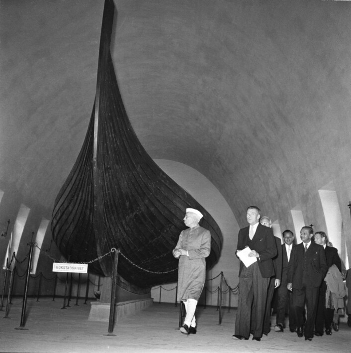 Statsminister Jawaharlal Nehru fra India sjarmerer nordmenn. Her fra Vikingskipmuseet på Bygdøy 29. juni 1957, hvor han ser på Gokstadskipet. Foto: NTB / SCANPIX Statsminister Jawaharlal Nehru fra India sjarmerer nordmenn. Her fra Vikingskipmuseet på Bygdøy 29. juni 1957, hvor han ser på Gokstadskipet. Foto: NTB / SCANPIX