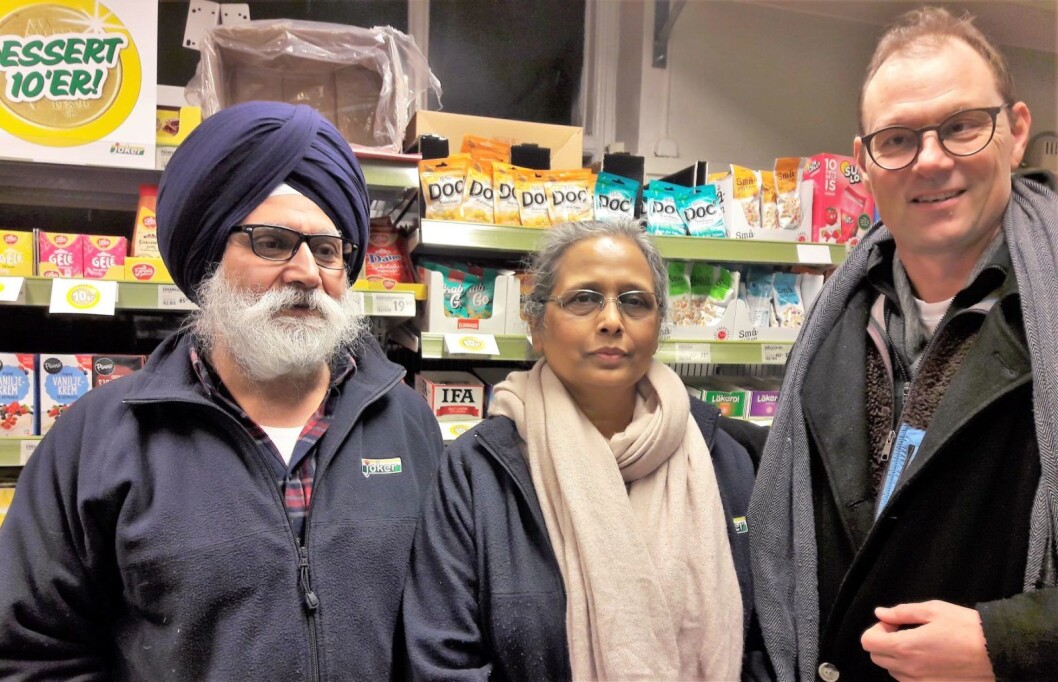 Jeg kunne skrevet en tykk bok om kundene mine og om tiden her i Fayes gate, sier Ranjit Singh (tv) i midten kona Kaur og t.h. kunde, og tidligere borettslagsformann Tom Knudzon. Foto: Anders Høilund Jeg kunne skrevet en tykk bok om kundene mine og om tiden her i Fayes gate, sier Ranjit Singh (tv) i midten kona Kaur og t.h. kunde, og tidligere borettslagsformann Tom Knudzon. Foto: Anders Høilund