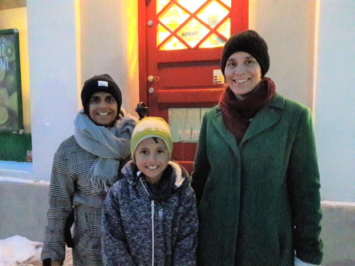 Leder i Lindern vel, Kristin Moldestad (t.h), sammen med styremedlem Heidi Shoba Søvold og hennes sønn Daniel (9) har lenge kunnet glede seg over en god gammeldags kjøpmann i Fayes gate. Foto: Anders Høilund Leder i Lindern vel, Kristin Moldestad (t.h), sammen med styremedlem Heidi Shoba Søvold og hennes sønn Daniel (9) har lenge kunnet glede seg over en god gammeldags kjøpmann i Fayes gate. Foto: Anders Høilund