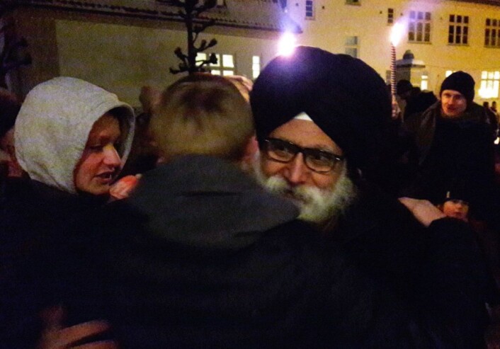Kjøpmann Singh delte ut klemmer til kundene. her får Tobias Svaar en god klem. Foto: Anders Høilund Kjøpmann Singh delte ut klemmer til kundene. her får Tobias Svaar en god klem. Foto: Anders Høilund