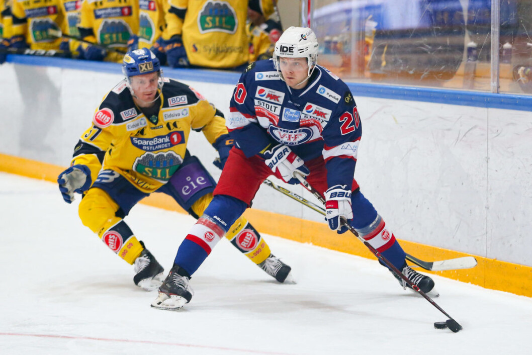 Rasmus Ahlholm i duell med Lars Løkken Østli (bak) under eliteseriekampen i ishockey mellom Vålerenga og Storhamar i Furuset Forum. Foto: Fredrik Hagen / NTB scanpix Rasmus Ahlholm i duell med Lars Løkken Østli (bak) under eliteseriekampen i ishockey mellom Vålerenga og Storhamar i Furuset Forum. Foto: Fredrik Hagen / NTB scanpix