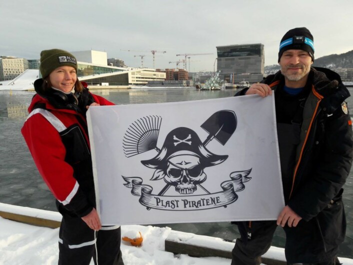 Astrid Bossuyt og Are Leerstein med piratflagget. Foto: Anders Høilund