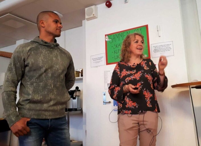 Rektor Elisabeth Dullum og miljøarbeider Kamal Saaliti har lykkes med å snu Apallløkka skole fra en verstingskole til å bli et foregangseksempel. Nå etterlyser skolebyråd Inga Marte Thorkildsen flere slike skoler. Arkivfoto: Christian Boger / VårtOslo Rektor Elisabeth Dullum og miljøarbeider Kamal Saaliti har lykkes med å snu Apallløkka skole fra en verstingskole til å bli et foregangseksempel. Nå etterlyser skolebyråd Inga Marte Thorkildsen flere slike skoler. Arkivfoto: Christian Boger / VårtOslo
