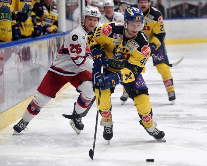 Colin Spaberg Olsen, her i duell med Storhamars Joel Johansson, ble kåret til Vålerengas bestemann søndag kveld. Foto: Terje Bendiksby / NTB scanpix Colin Spaberg Olsen, her i duell med Storhamars Joel Johansson, ble kåret til Vålerengas bestemann søndag kveld. Foto: Terje Bendiksby / NTB scanpix