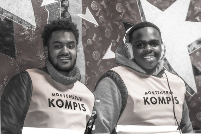 D-J Isaac Kiremba Ochieng (til høyre) med manageren William Engh Kisuule ønsker å skape større trygghet på Mortensrud. Foto: Olga Andresen D-J Isaac Kiremba Ochieng (til høyre) med manageren William Engh Kisuule ønsker å skape større trygghet på Mortensrud. Foto: Olga Andresen