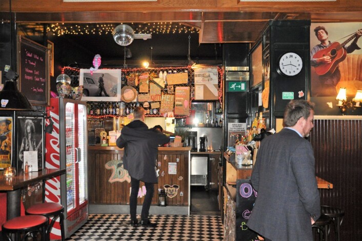Interiøret hos Tommi`s Burger Joint er preget av rocke-helter. Øverst til høyre skimtes en plakat av Bob Dylan. Dylanologer vil se at bildet er tatt før nobelprisvinneren i litteratur gikk over til elektrisk gitar. Foto: Arnsten Linstad Interiøret hos Tommi`s Burger Joint er preget av rocke-helter. Øverst til høyre skimtes en plakat av Bob Dylan. Dylanologer vil se at bildet er tatt før nobelprisvinneren i litteratur gikk over til elektrisk gitar. Foto: Arnsten Linstad