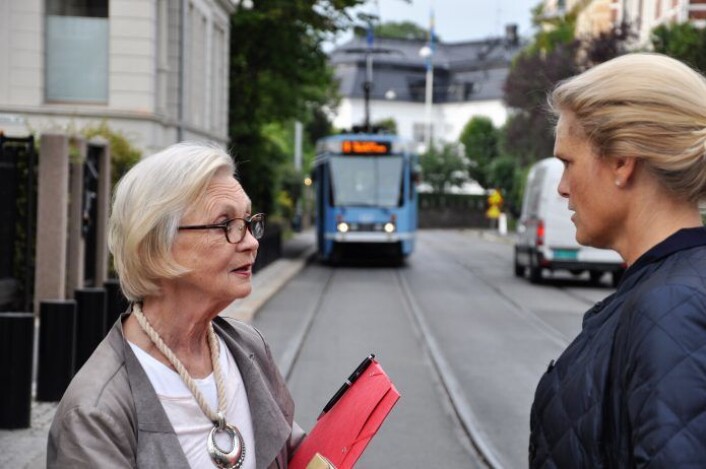 Ingvil Smines Tybring-Gjedde i samtale med Skovveien-aksjonist Marit Hvalvik rett utenfor baksiden av statsministerens bolig i Inkognitogaten. Foto: Arnsten Linstad Ingvil Smines Tybring-Gjedde i samtale med Skovveien-aksjonist Marit Hvalvik rett utenfor baksiden av statsministerens bolig i Inkognitogaten. Foto: Arnsten Linstad