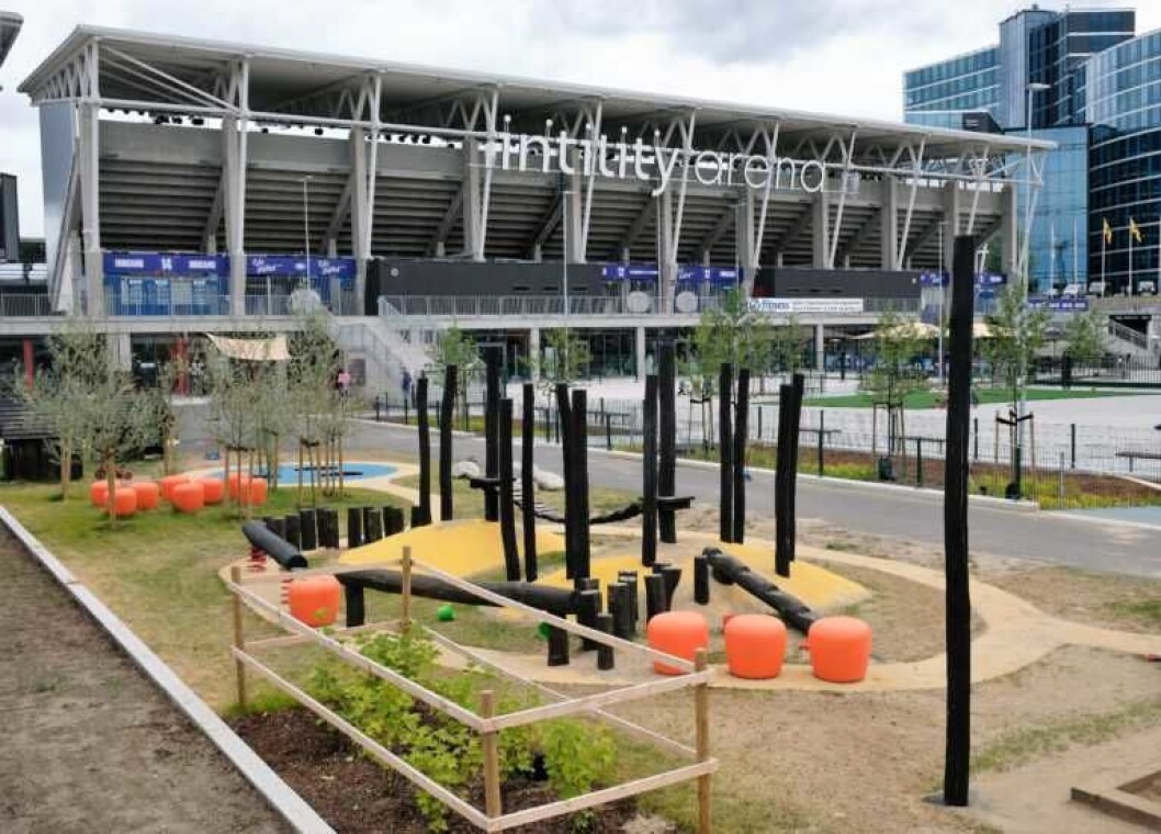 Barnehagen på Vålerengas nye stadion har ikek gjort ulovlige endringer på utearealene, slår Fylkesmannen fast. Dermed må saken til ny behandling hos plan- og bygningsetaten. Foto: Christian Boger Barnehagen på Vålerengas nye stadion har ikek gjort ulovlige endringer på utearealene, slår Fylkesmannen fast. Dermed må saken til ny behandling hos plan- og bygningsetaten. Foto: Christian Boger