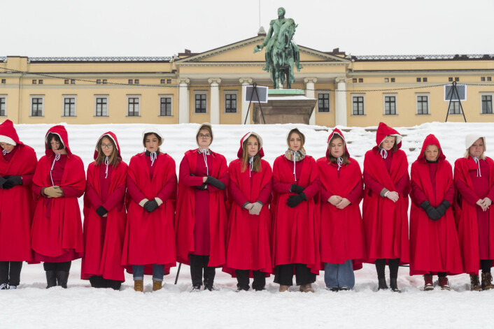 Komiker og samfunnsdebattant Sigrid Bonde Tusvik protesterte mot regjeringen sammen med 30 andre kvinner i «Handmaids Tale»-utkledning. The Handmaid's Tale er en dramaserie om et dystopisk samfunn etter en ny amerikansk borgerkrig der kvinner blir tvunget til å være konkubiner. Foto: Heiko Junge / NTB scanpix Komiker og samfunnsdebattant Sigrid Bonde Tusvik protesterte mot regjeringen sammen med 30 andre kvinner i «Handmaids Tale»-utkledning. The Handmaid's Tale er en dramaserie om et dystopisk samfunn etter en ny amerikansk borgerkrig der kvinner blir tvunget til å være konkubiner. Foto: Heiko Junge / NTB scanpix