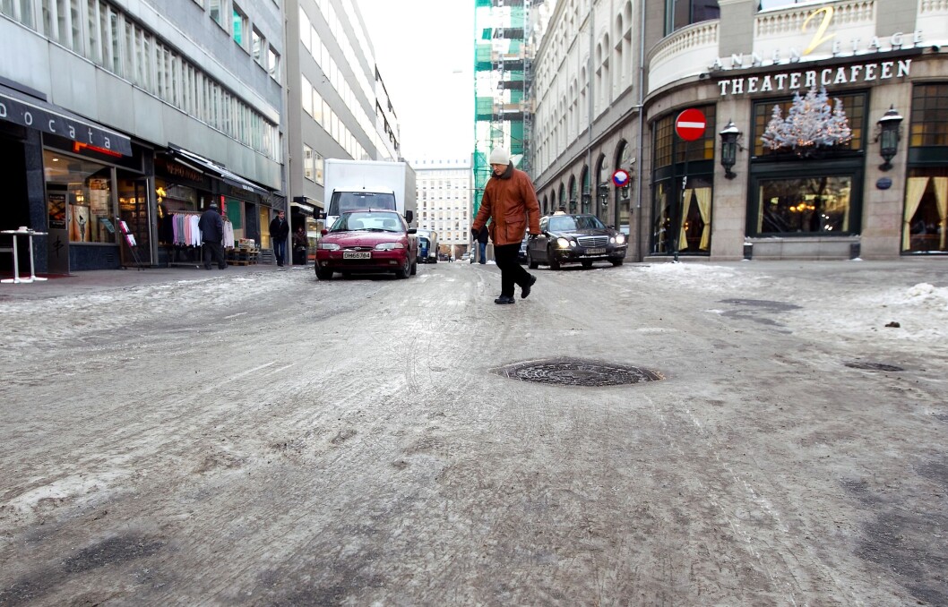 Det antas at 10 000 får brudd i hofteregionen årlig relatert til fall. Her fotgjengere som går forsiktig over glatt og snødekt gate, ved Theatercafeen.
Foto: Heiko Junge / Scanpix Det antas at 10 000 får brudd i hofteregionen årlig relatert til fall. Her fotgjengere som går forsiktig over glatt og snødekt gate, ved Theatercafeen.
Foto: Heiko Junge / Scanpix